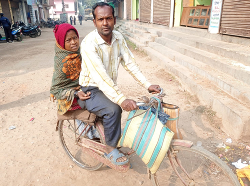 दुबै मृगौला फेल भएकी श्रीमतीलाई डायलासिसका लागि साइकलमा बोकर अस्पताल धाउँदै पाचु 